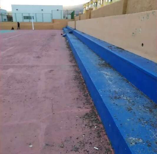 Estado de suciedad en una cancha deportiva de Telde (Foto TA)